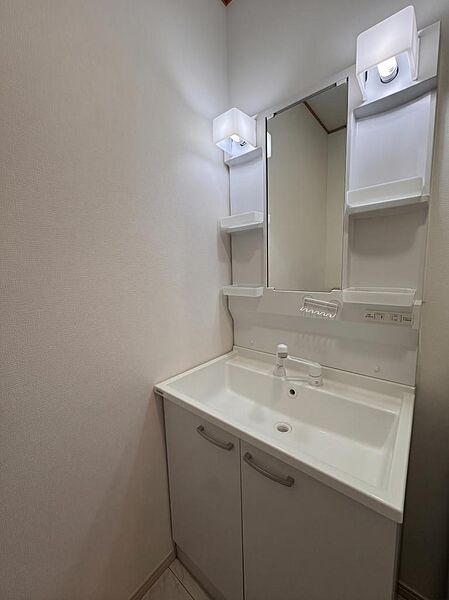 洗面所広々！・本画像は入居者様の家具をCGで消した画像であり、現況と異なる可能性がございます。