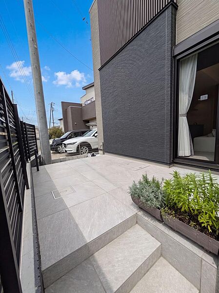 【令和7年築×築浅美邸】アキュラホーム施工の注文住宅！太陽光・エコキュート搭載のオール電化＆長期優良住宅！リビング壁にエコカラット採用・開放的なタイルテラス付・お車3台駐車可能なゆとりの敷地！