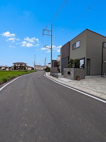 【令和7年築×築浅美邸】アキュラホーム施工の注文住宅！太陽光・エコキュート搭載のオール電化＆長期優良住宅！リビング壁にエコカラット採用・開放的なタイルテラス付・お車3台駐車可能なゆとりの敷地！