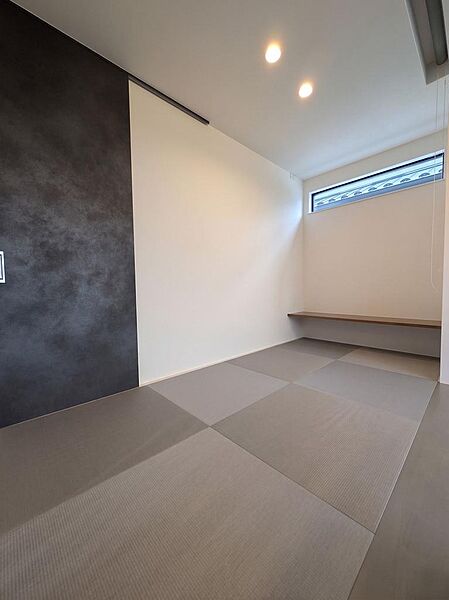 【令和7年築×築浅美邸】アキュラホーム施工の注文住宅！太陽光・エコキュート搭載のオール電化＆長期優良住宅！リビング壁にエコカラット採用・開放的なタイルテラス付・お車3台駐車可能なゆとりの敷地！