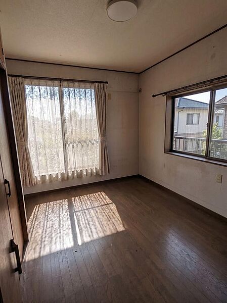 【伊奈町大針】敷地約30坪・延床約27坪の木造2階建て5LDK！閑静な住宅街に位置する、陽当り良好な一戸建て。リフォームやDIYのベース物件としても最適です！