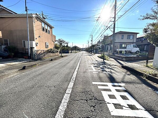 前面道路が広く、駐車もしやすい道路となっております！
