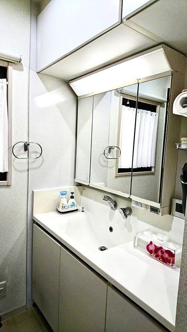 １階洗面所になります。３面鏡にシャワーヘッド付き、作業スペースに収納棚も完備されております。２階にも洗面所がありますので朝の忙しい時間も混雑無し◎