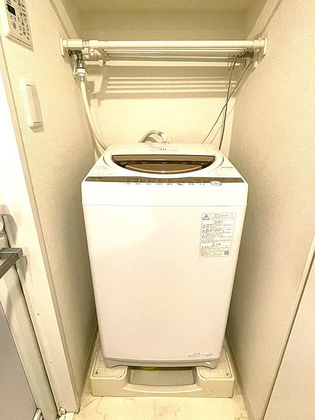 上に物がおけるスペースのある洗濯機置き場はスペースを有効に使えます。室内（2024年5月）撮影