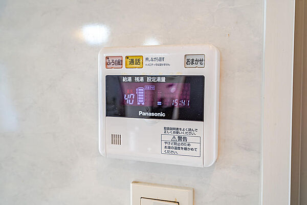 キッチンからスマートにお湯張りができる給湯リモコン。便利な通話機能付きで、料理をしながら浴室の家族と会話も愉しめます。日々の細やかな家事をさりげなく支えてくれる、安心で温かな暮らしの工夫です。