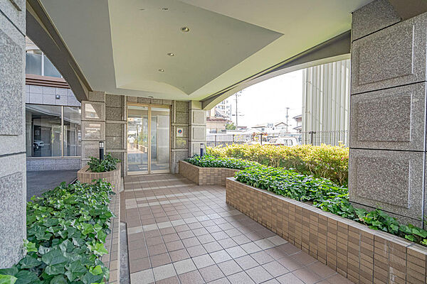 雨の日も濡れずに歩める安心感と、美しく手入れされた植栽が心にゆとりを添えて、私を穏やかな我が家へと誘ってくれます。