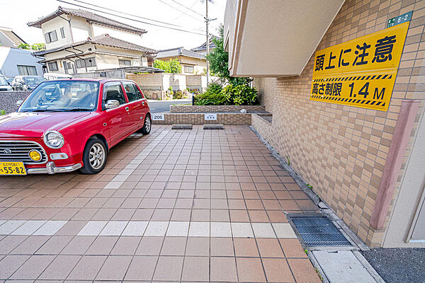 敷地内にきれいに整備された、平置きの来客用駐車場。大切なゲストをストレスなくスムーズに迎えられ、おもてなしの心をさりげなく伝えます。