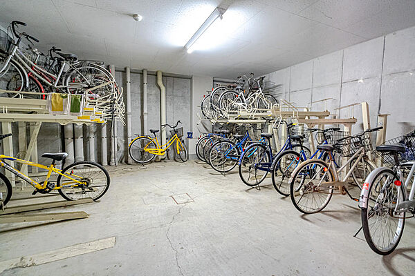 雨や風から大切な自転車をしっかりと守る、安心の屋内駐輪場。ラック式で美しく整頓されており、通路スペースもゆとりがあります。防犯面でも心強く、毎日のアクティブな移動をスマートに支えてくれます。