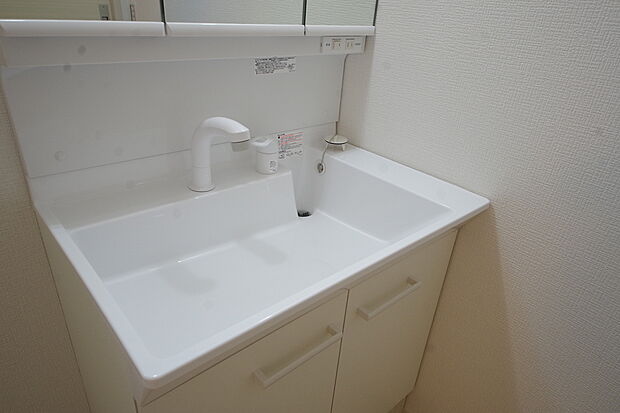 スタイリッシュな水栓は、ワンタッチで水流の調節が可能。ホースを伸ばしてシャワーとしても利用可。
