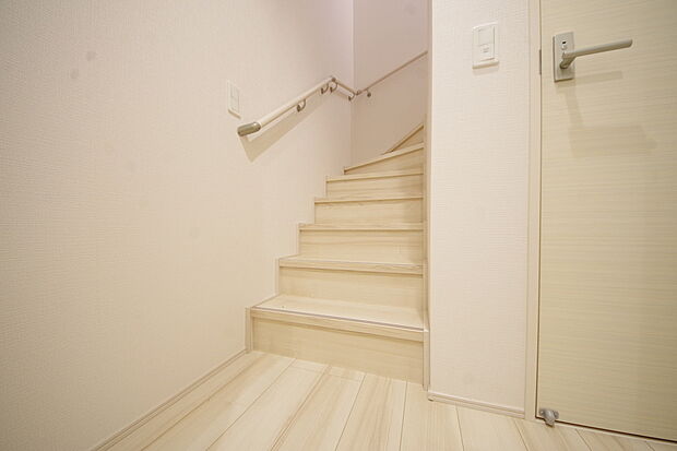 階段には手すりを標準装備することで、お子様やご高齢者の安全性にも配慮しております。