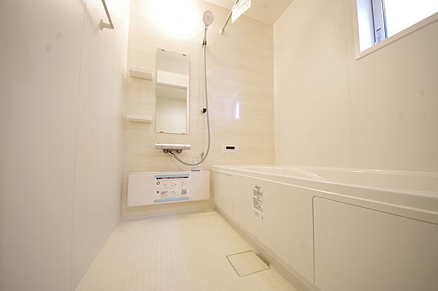 直線的なデザインのワイドな浴槽を採用しており、シンプルなバスルームを演出しております。