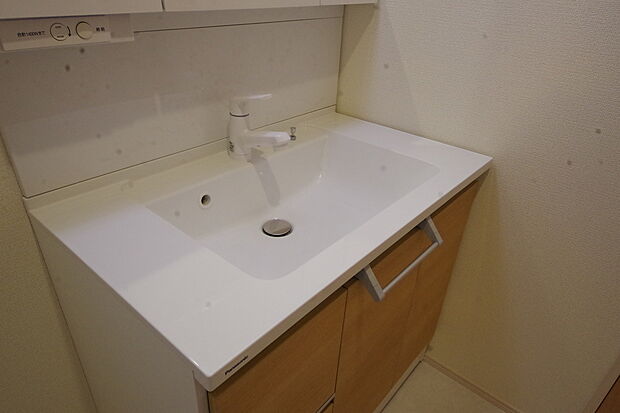 スタイリッシュな水栓は、ワンタッチで水流の調節が可能。ホースを伸ばしてシャワーとしても利用可。