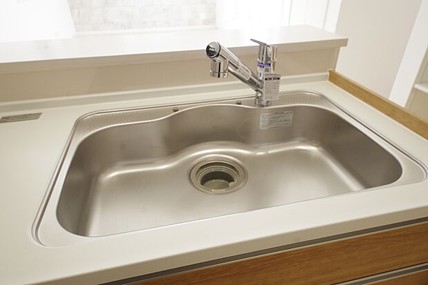 スマートな水栓は、ワンタッチで切替ができる浄水器を内蔵。ホースを伸ばしてシャワーとしても利用可。