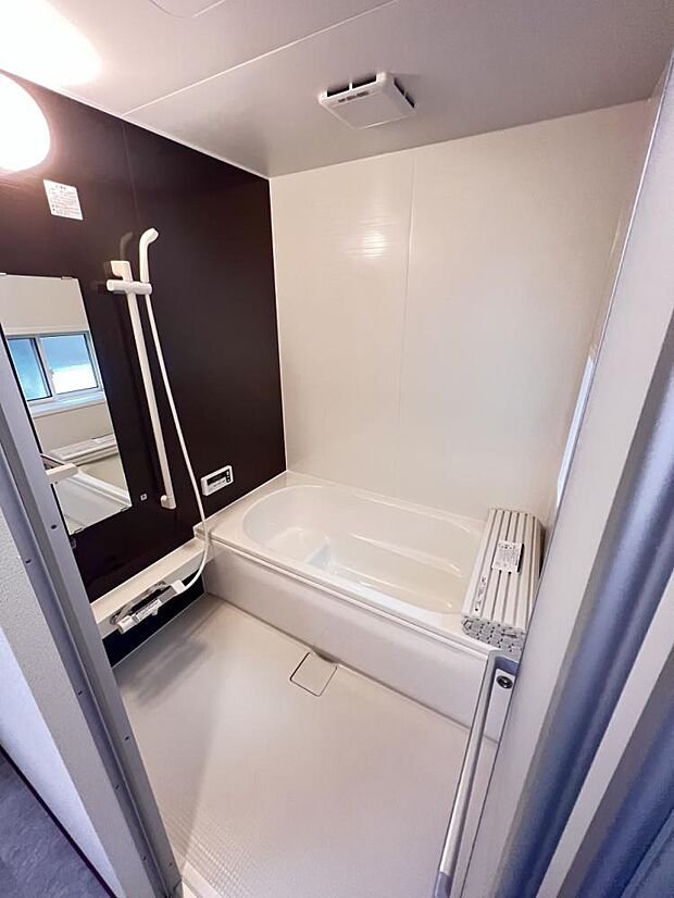 【リフォーム済】浴室はHousetec製の新品のユニットバスに交換しました。。足を伸ばせる1坪サイズの広々とした浴槽で、1日の疲れをゆっくり癒すことができますよ。