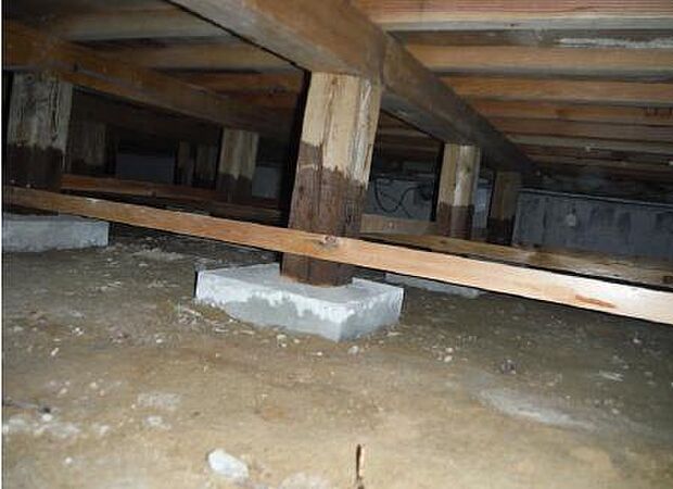 中古住宅の3大リスクである、雨漏り、主要構造部分の欠陥や腐食、給排水管の漏水や故障を2年間保証します。その前提で床下まで確認の上でリフォームし、シロアリの被害調査と防除工事も行います。