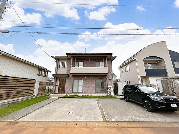 駐車場です。4台駐車可能です。