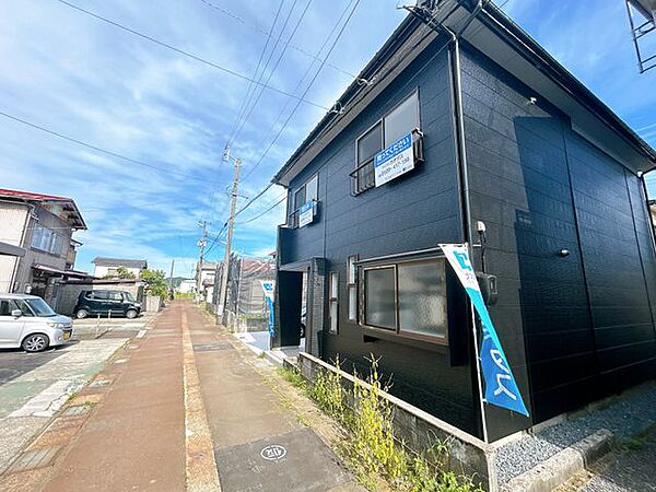 【リフォーム済】現地別角度外観写真です。減築断面部分は外壁新設、玄関部分は一部外壁上貼り、それ以外の面は外壁塗装を行いました。