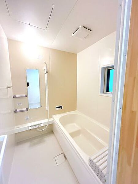 【リフォーム済】ユニットバスを新品に交換しました。浴槽は大人も足を延ばしてゆったり浸かれる広さです。