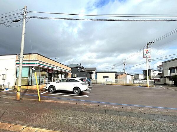 セブンイレブン三条南四日町店様まで約1400mです。急な買い物にも便利な距離ですね。