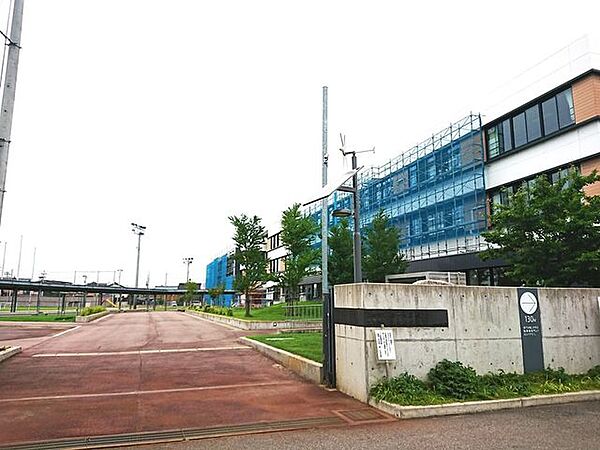 三条第一中学校中学校まで約900mです。学校が近いと習い事や勉強にも打ち込みやすいですね。