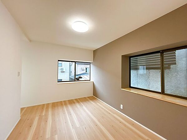 【リフォーム済】二階東側洋室6帖です。フローリング上貼り、クロス張替え、ウオークインクローゼット新設等を行いました。