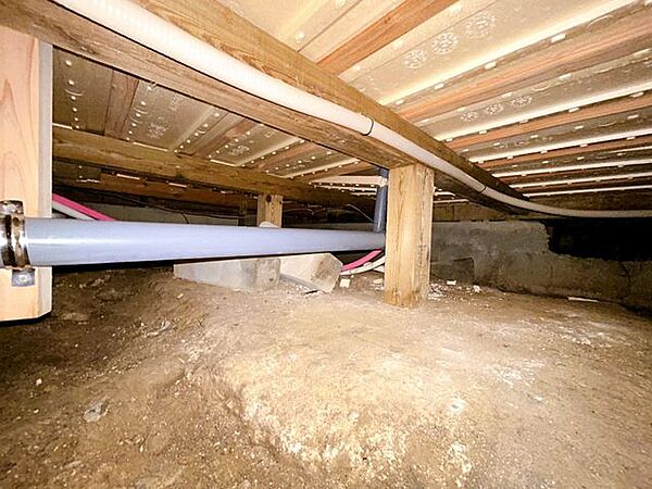 中古住宅の3大リスクである、雨漏り、主要構造部分の欠陥や腐食、給排水管の漏水や故障を2年間保証します。その前提で床下まで確認の上でリフォームし、シロアリの被害調査と防除工事もおこないます。