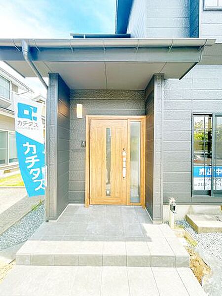 【リフォーム済み】玄関の外観です。鍵交換、照明交換等行いました。