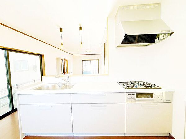 【リフォーム済み】新品交換済みのキッチンは幅約255cmと広々しています。
