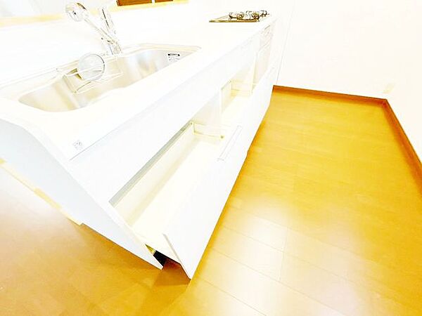 【リフォーム済み】キッチン収納は引き出しタイプのため、奥に入れた調味料なども簡単に確認ができます。
