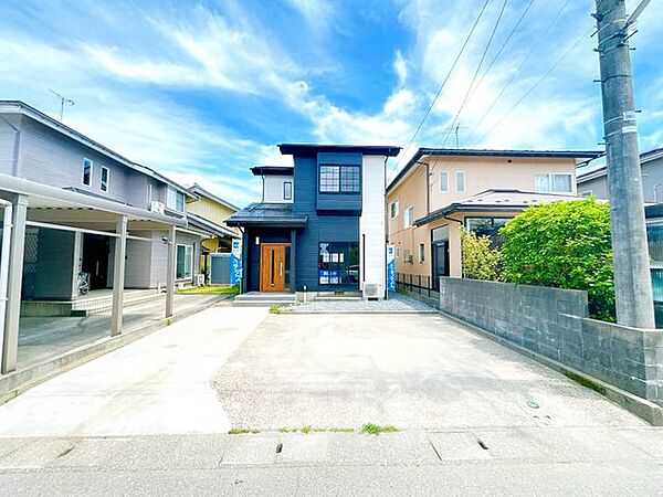 【リフォーム済み】外観の別アングルです。外壁と屋根は塗装いたしました。家周りは防草シート・砕石敷きを行い、見た目を整えました。
