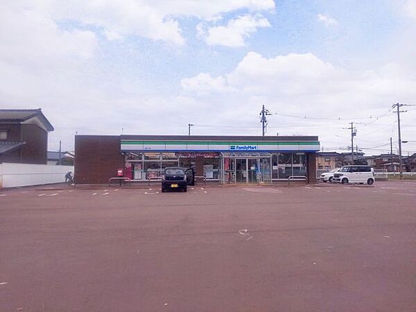 ファミリーマート燕中川店様まで約1400mです。急な買い物にも便利な距離ですね