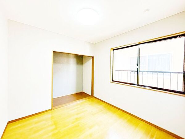 【リフォーム済み】こちらは二階洋室4.5帖です。床クリーニング、クロス張替え、照明交換等を行いました。