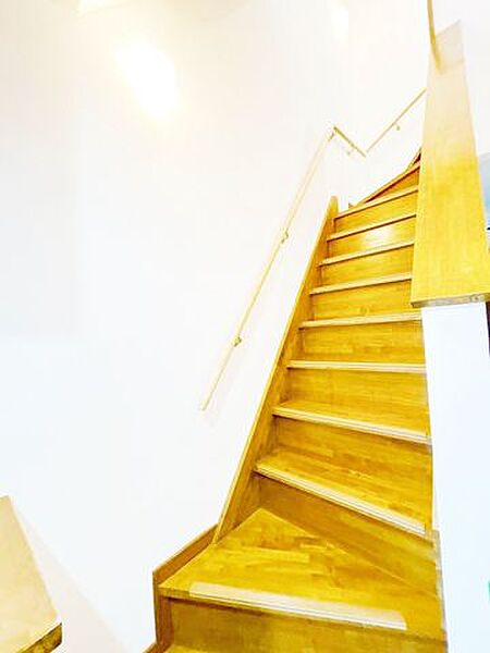 【リフォーム済み】階段です。クリーニング、手すり新設、クロス張替え、照明交換等を行いました。