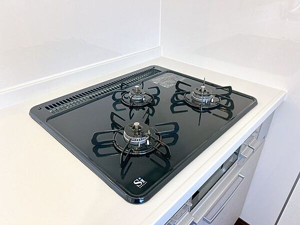 【リフォーム済み】3口コンロは複数品目一緒に作れ、調理の心強い味方です。