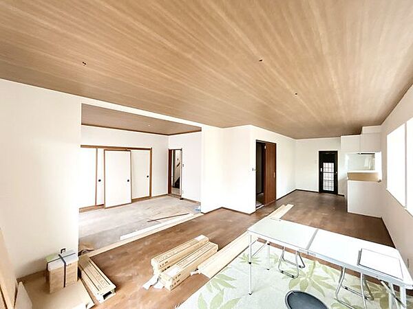 【リフォーム中】こちらはLDK約14.5帖です。フローリングのワックスがけ、クロス張替え、キッチン交換等を行います。