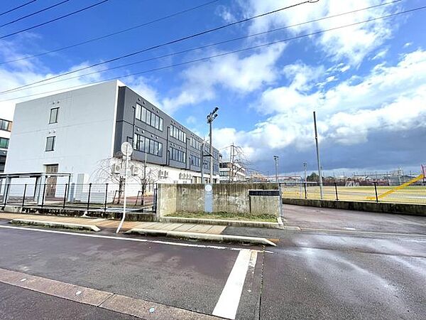マルイ本成寺店 嵐南小学校まで約1400ｍです。 700m