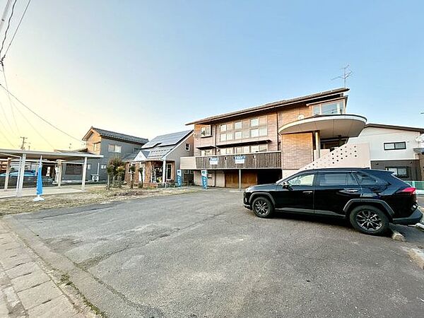 【リフォーム済み】インナーガレージ内を含め7台駐車可能です。高圧洗浄済みです。