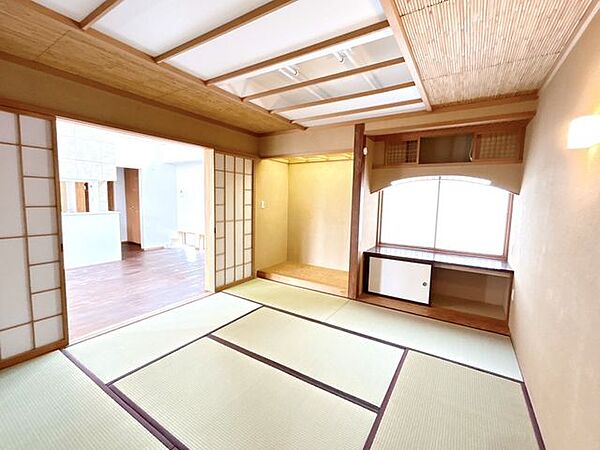 【リフォーム済み】2階和室8帖です。畳表替えを行いました。