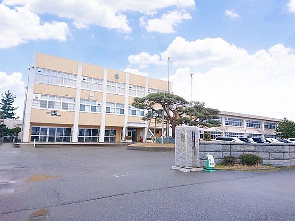 マルイ巻店 新潟市立巻北小学校まで約1.4kmです。学校が近いと安心してお子様を見送ることができますね。 600m