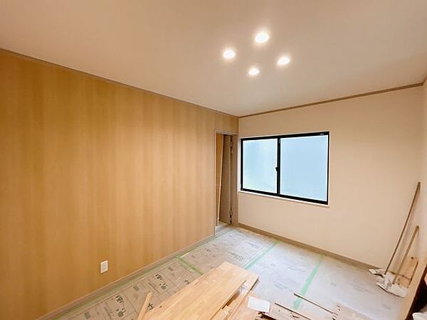 【リフォーム中】こちらは一階洋室7帖（南）になる予定です。フローリング上貼り、クロス張替え、照明交換等を行います。