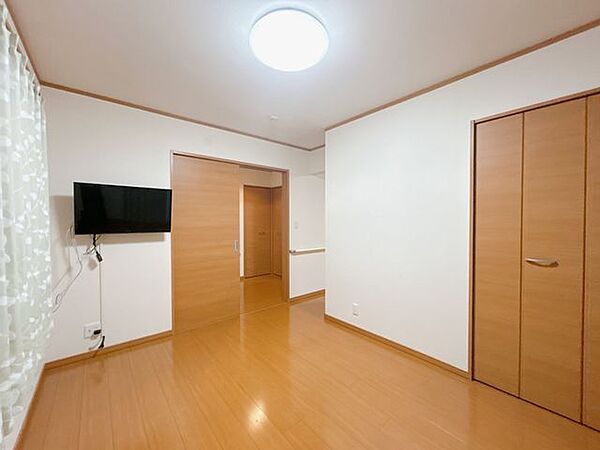 西側洋室の別角度です。