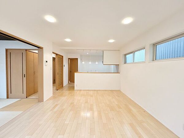 【リフォーム中】LDK約15.5帖の別アングルです。対面キッチンです。アクセントクロス貼替を行います。
