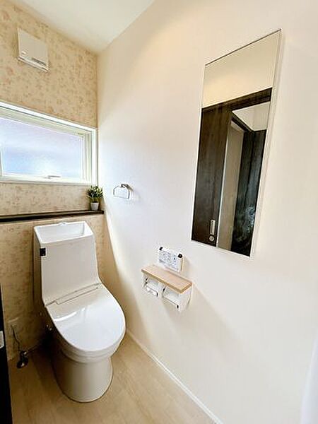 【リフォーム中】二階トイレです。床はクッションフロア貼り替えを行います。