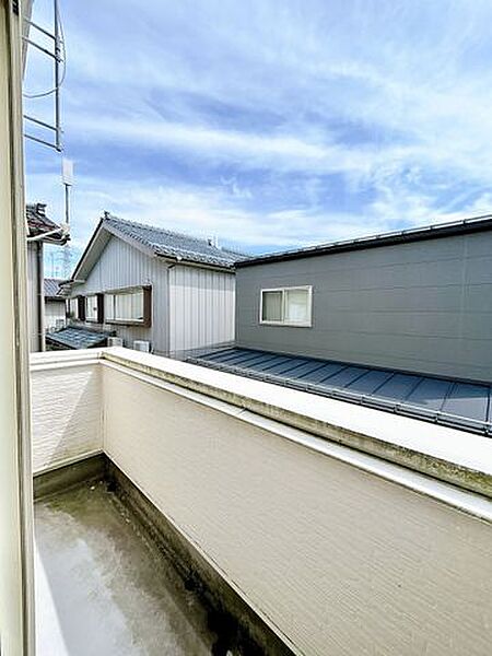 【リフォーム中】バルコニーです。南向きのため洗濯物のすぐに乾きます。床のトップコート塗装を行います。