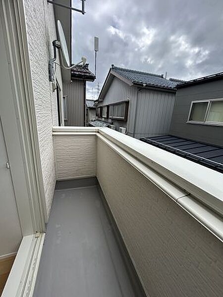 【リフォーム済】バルコニーです。南向きのため洗濯物のすぐに乾きます。床のトップコート塗装を行いました。