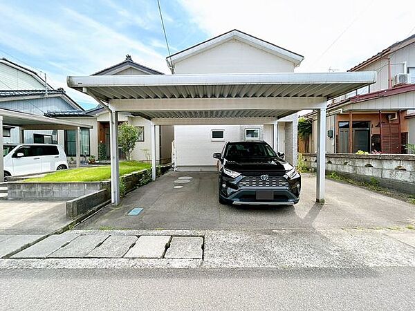 駐車場はカーポート付きで並列3台駐車可能です。