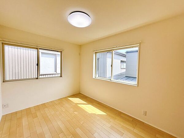 二階洋室（南）です。