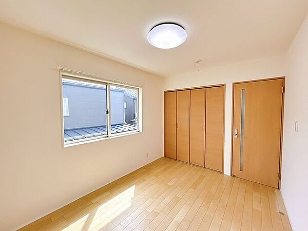 二階洋室（南）の別アングルです。