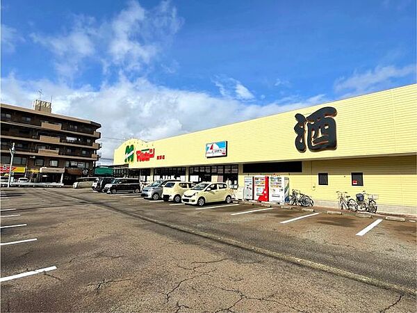 スーパーマルセン荒町店様まで約850mです。毎日の買い物も楽々ですね。