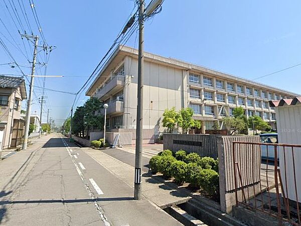 三条市立第三中学校まで約950mです。学校が近いと習い事や勉強にも打ち込みやすいですね。